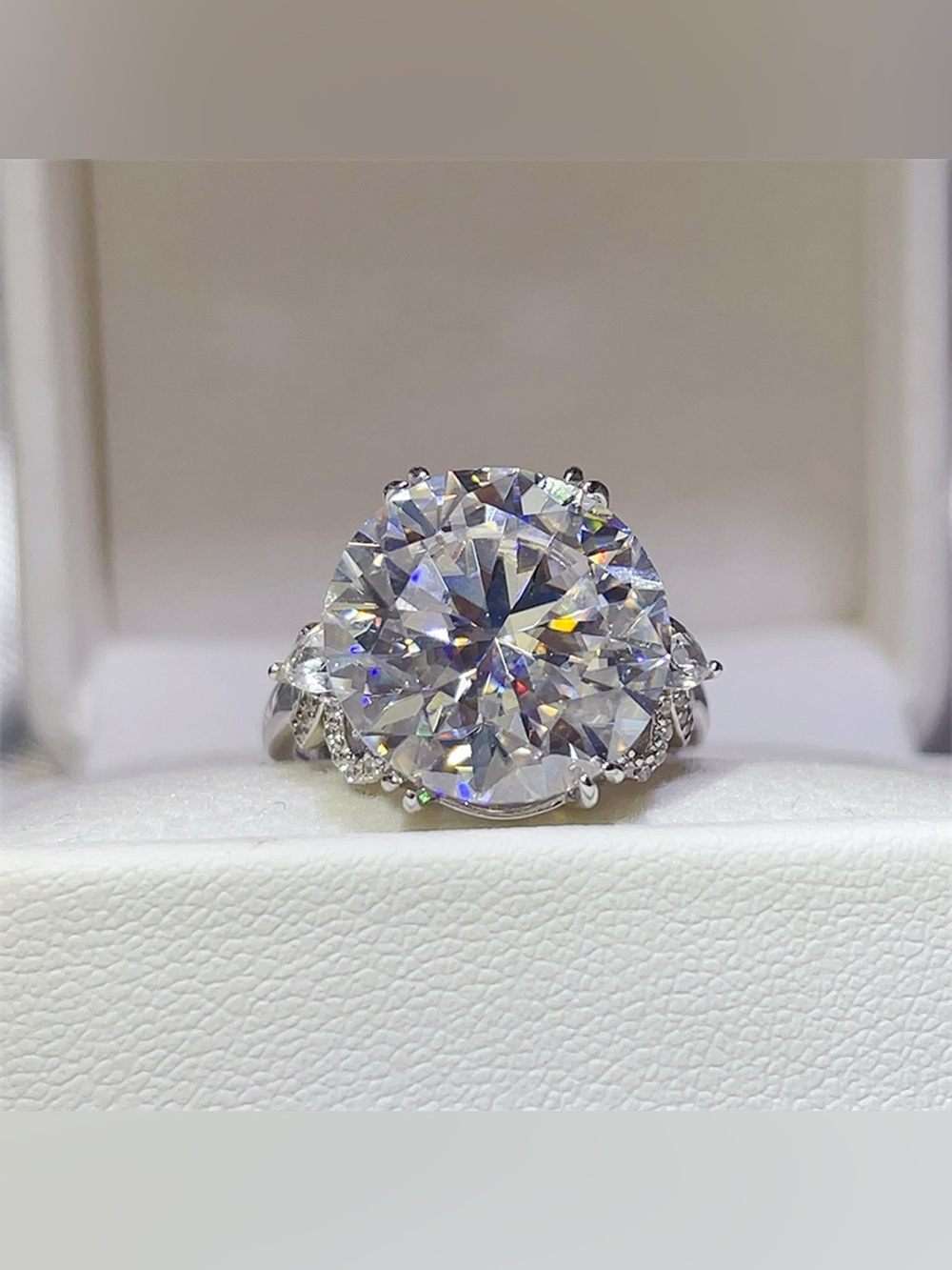 10 Carat Moissanite 925 Sterling Silver Ring - Picture 2 of 7